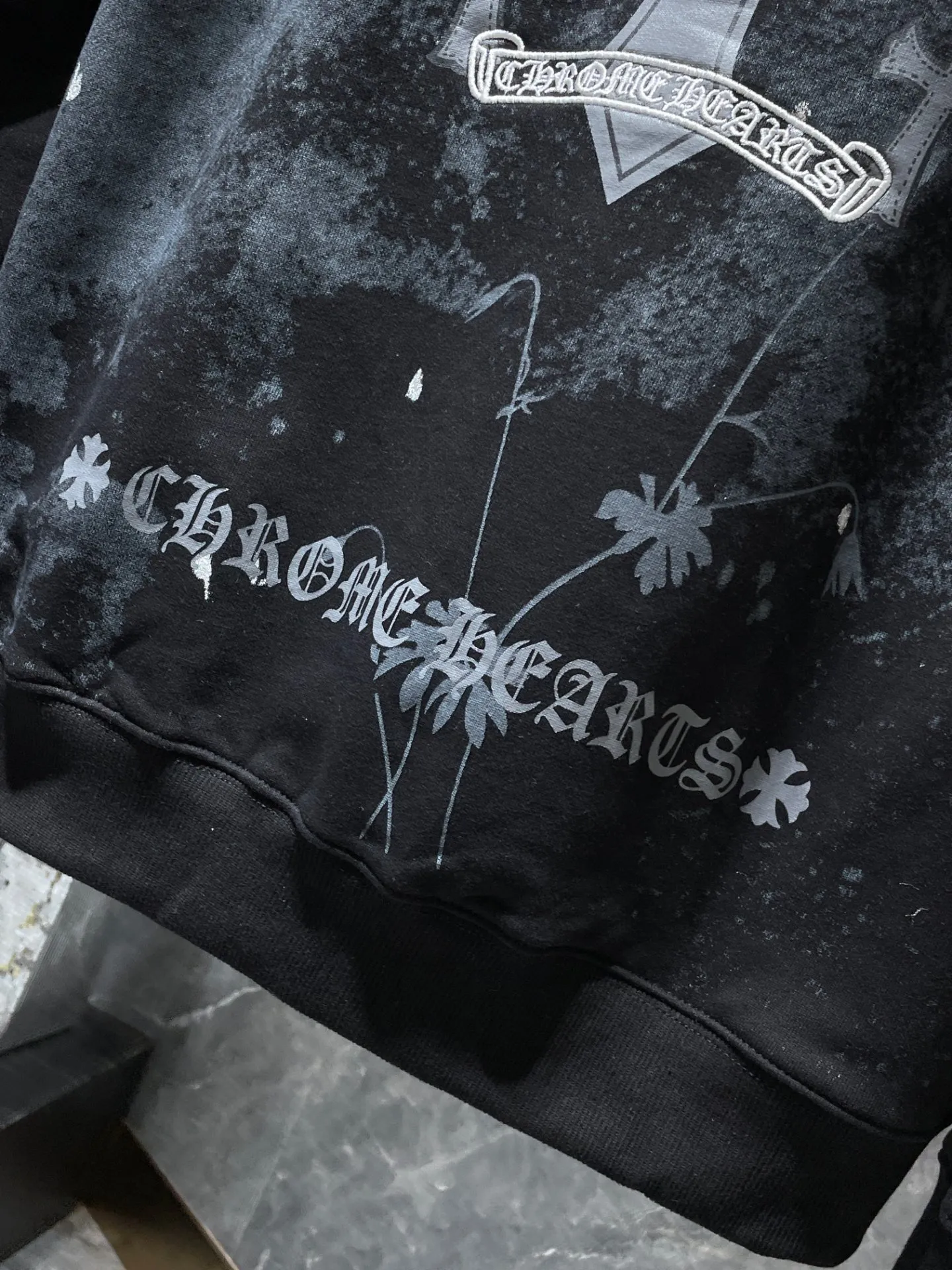 P230 Chrome Hearts Autumn and Winter 2025 are on sale simultaneously at counters. High-weight, environmentally friendly and high-quality top-quality fabrics. Starry sky cross patchwork leather embroidered crew neck sweatshirt. Imported environmentally friendly glue printing and dyeing. Simultaneous counter sales. 1:1 replica version. Recommended colors: black and white. Size: S, M, L, XL.